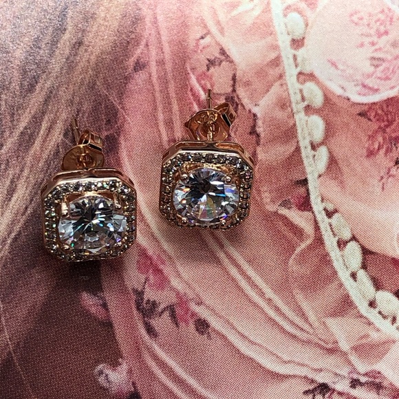 ๐ Gold Plated CZ Stud Earrings - Picture 3 of 5